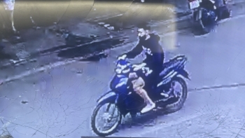 Tìm thanh niên đi xe máy tông gãy 2 chân người phụ nữ ở Hà Nội