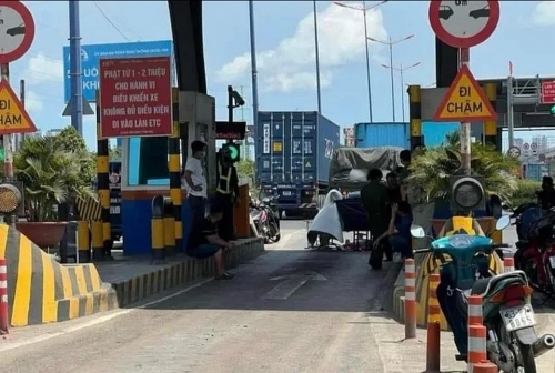 Nhân viên trạm thu phí Xa lộ Hà Nội bị xe container cán tử vong
