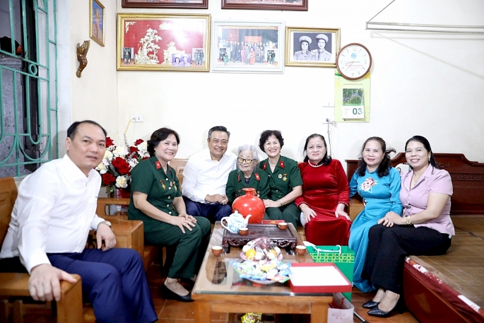 Chủ tịch UBND thành phố Hà Nội thăm, tặng quà chiến sĩ Điện Biên