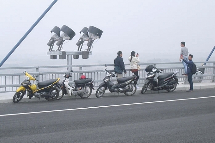 Bị phạt tiền, tước Giấy phép lái xe khi dừng, đỗ xe trên cầu Nhật Tân
