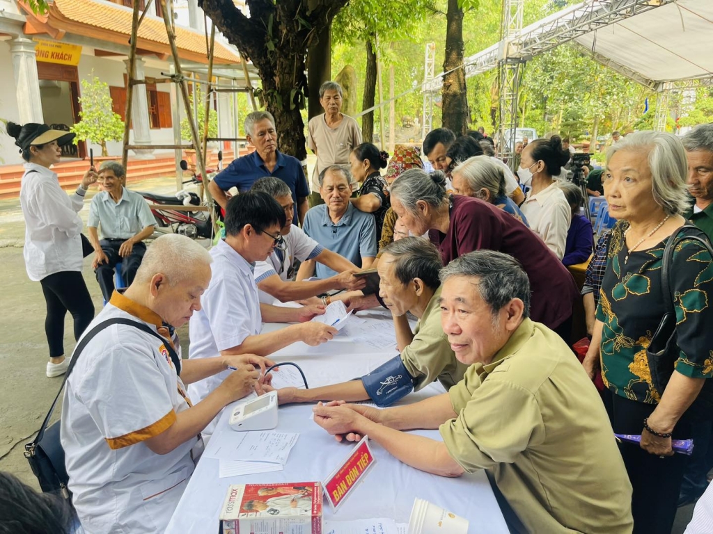 Khám, chữa bệnh miễn phí cho hơn 300 người dân tại Sóc Sơn