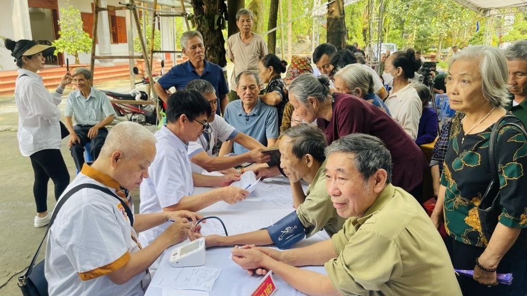 Khám, chữa bệnh miễn phí cho hơn 300 người dân tại Sóc Sơn
