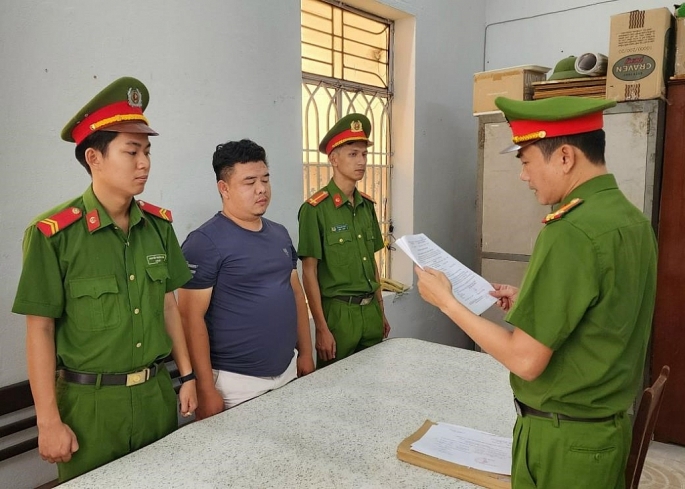 Cơ quan Cảnh sát điều tra Công an quận Thanh Khê tống đạt các quyết định đối với Trần Ngọc Sơn. Ảnh: CQCA