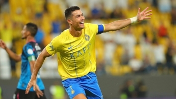 Ronaldo lập hat-trick hoàn hảo trong ngày trở lại