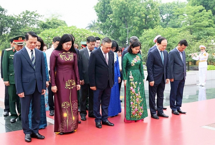 Đoàn đại biểu Thành ủy, HĐND, UBND, Ủy ban MTTQ Việt Nam TP Hà Nội đặt hoa tưởng nhớ, tri ân các Anh hùng liệt sĩ tại Đài tưởng niệm các Anh hùng liệt sĩ.