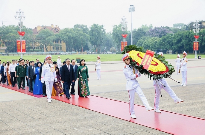 Đoàn đại biểu Thành ủy, HĐND, UBND, Ủy ban MTTQ Việt Nam TP Hà Nội đặt hoa và vào Lăng viếng Chủ tịch Hồ Chí Minh. 