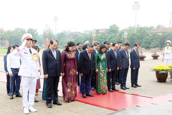 Đoàn đại biểu Thành ủy, HĐND, UBND, Ủy ban MTTQ Việt Nam TP Hà Nội tưởng nhớ Chủ tịch Hồ Chí Minh.