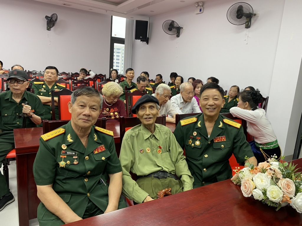 Cựu chiến binh Nguyễn Công Dinh (hàng ghế đầu, áo sáng màu) tại Lễ kỷ niệm 70 năm Chiến thắng Điện Biên Phủ của phường Ngọc Khánh, quận Ba Đình, Hà Nội     Ảnh: A.N