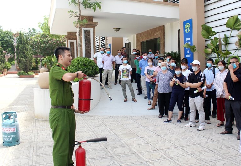  Cán bộ Đội Cảnh sát PCCC&CNCH Công an quận Hoàng Mai hướng dẫn các kỹ năng về PCCC cho người dân (Ảnh CACC)