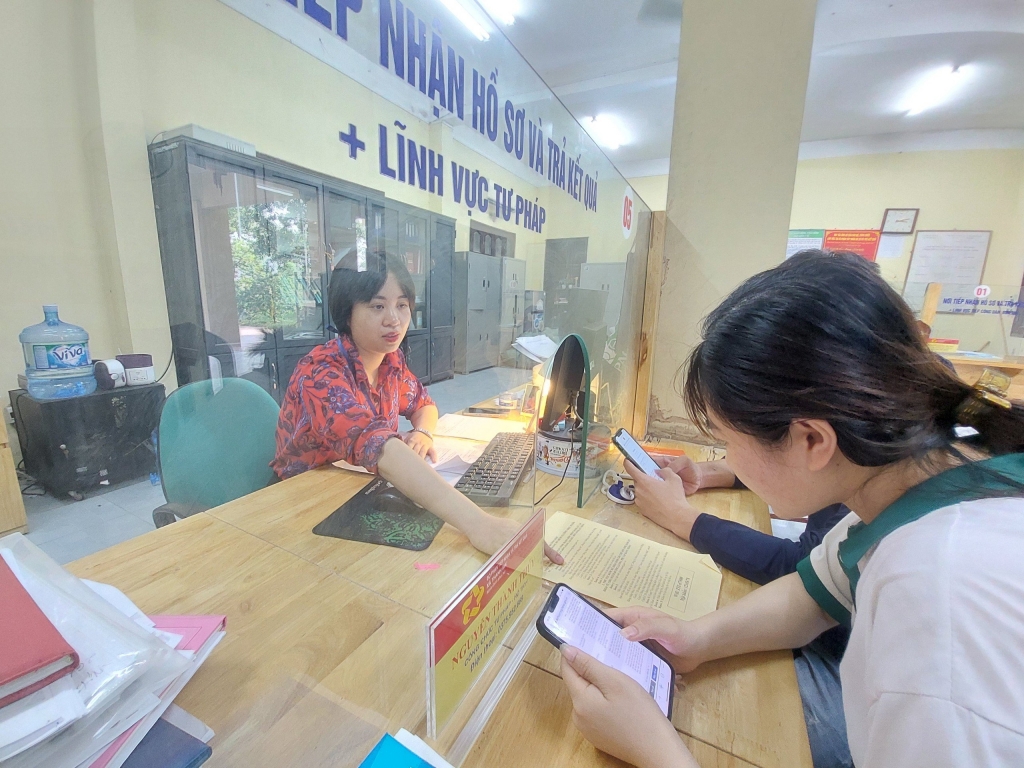 Công chức tại bộ phận Một cửa xã Thanh Mai, huyện Thanh Oai, Hà Nội    Ảnh: Công Phương