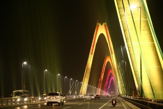 Cầu Nhật Tân được trang bị hệ thống chiếu sáng LED mỹ thuật thông minh, hiện đại nhất hiện nay Ảnh: Khánh Huy