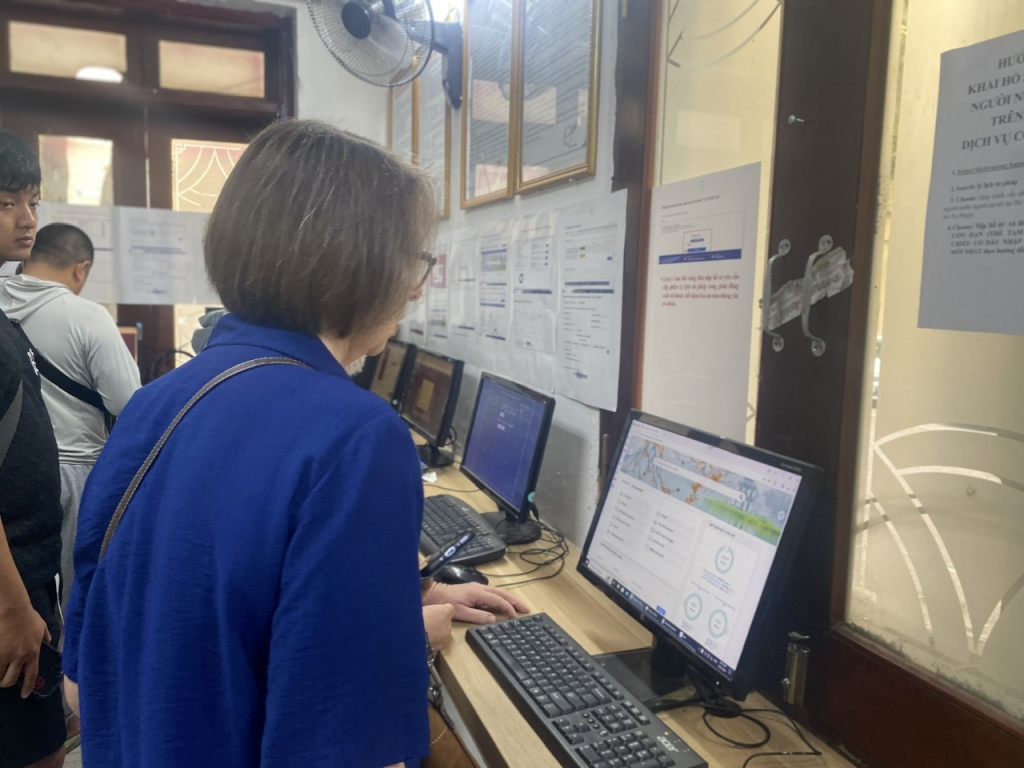 Công dân thực hiện thủ tục hành chính qua cổng dịch vụ công trực tuyến tại bộ phận Một cửa Sở Tư pháp TP Hà Nội. Ảnh: Bạch Dương