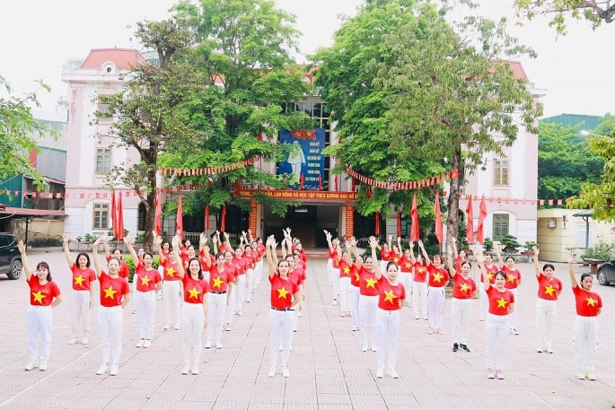 Biểu diễn dân vũ chào mừng kỷ niệm 70 năm Chiến thắng Điện Biên Phủ