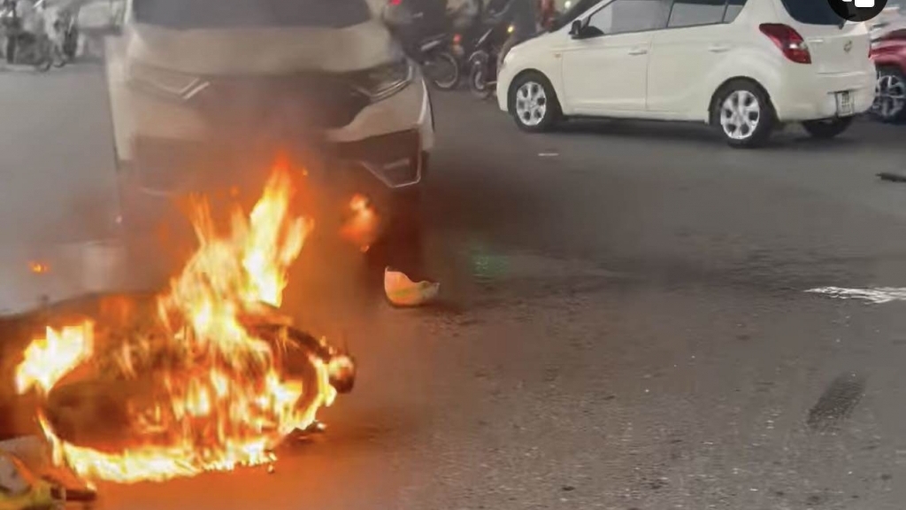 Va chạm với ô tô, xe máy bốc cháy ngùn ngụt giữa đường phố Hà Nội