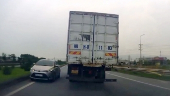 Một tài xế ô tô có hành vi rất nguy hiểm trên cao tốc Hà Nội - Bắc Giang