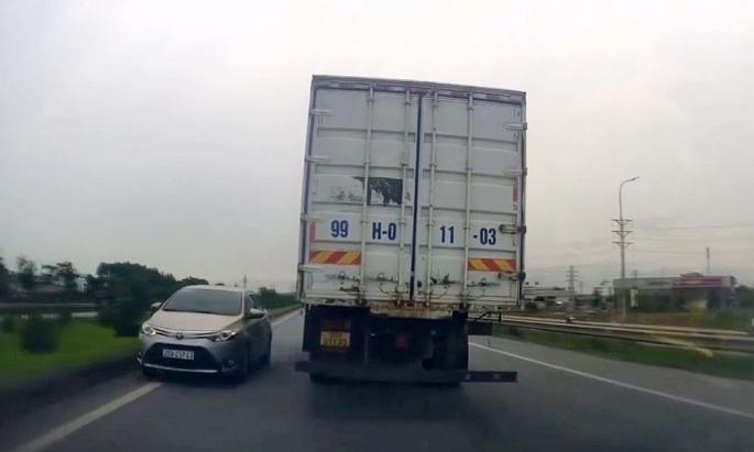 xe ô tô đi ngược chiều trên cao tốc Hà Nội - Bắc Giang. Ảnh cắt từ clip