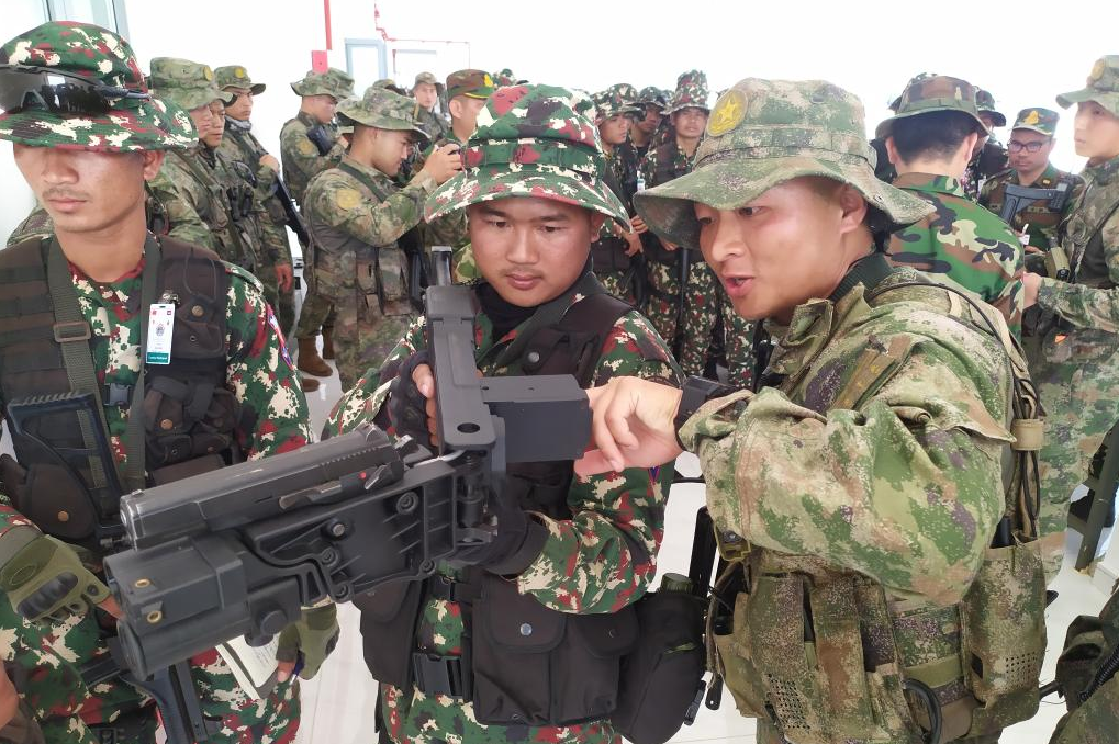 Binh sĩ Campuchia và Trung Quốc trao đổi kiến thức về trang bị quân sự trong cuộc tập trận chung “Rồng vàng 2023” 