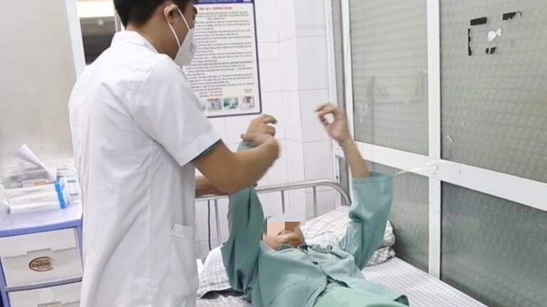 Thanh niên ở Lai Châu thoát nguy cơ liệt tứ chi nhờ phẫu thuật thay thân đốt sống nhân tạo