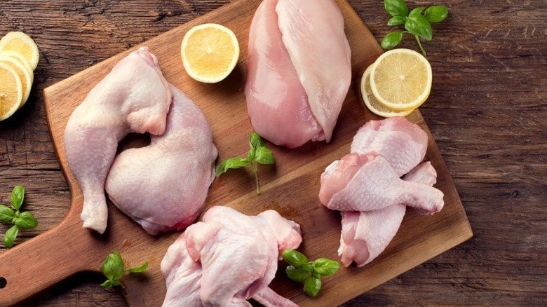 Ăn thịt gà trắng hay thịt gà nâu tốt hơn?