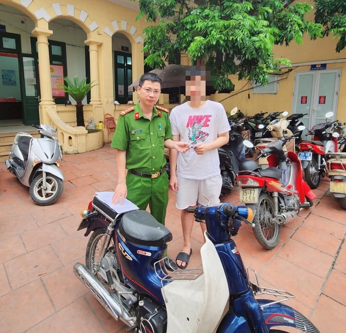 Thanh niên bất ngờ nhận lại xe máy sau 1 tháng để quên ngoài đường