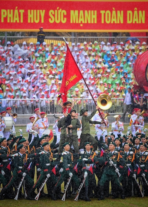 Tái hiện tượng đài Chiến thắng Điện Biên Phủ trở thành bức ảnh gây xúc động với hàng triệu người dân Việt Nam. Ảnh: Giang Huy