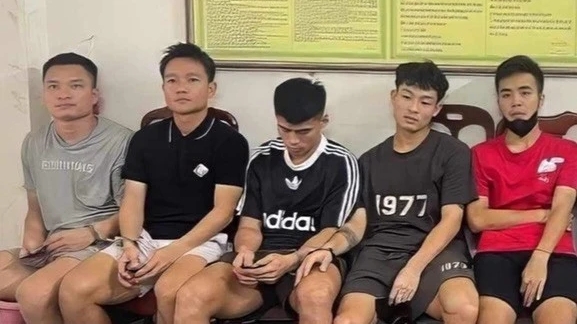 Phát hiện 5 cầu thủ CLB Hồng Lĩnh Hà Tĩnh "bay lắc" cùng 5 cô gái trong khách sạn