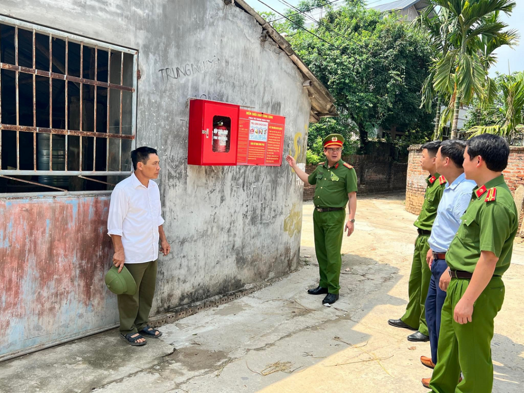 Đại tá Phạm Trung Hiếu - Trưởng phòng Cảnh sát PCCC và CNCH CATP Hà Nội kiểm tra thực tế tại xã Đồng Thái, huyện Ba Vì.         Ảnh: CACC