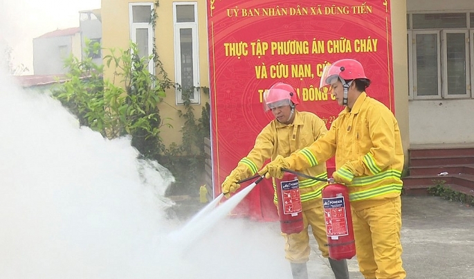 Các thành viên Đội PCCC tự nguyện thôn Đông Cứu thực tập phương án chữa cháy và CNCH      Ảnh: CACC