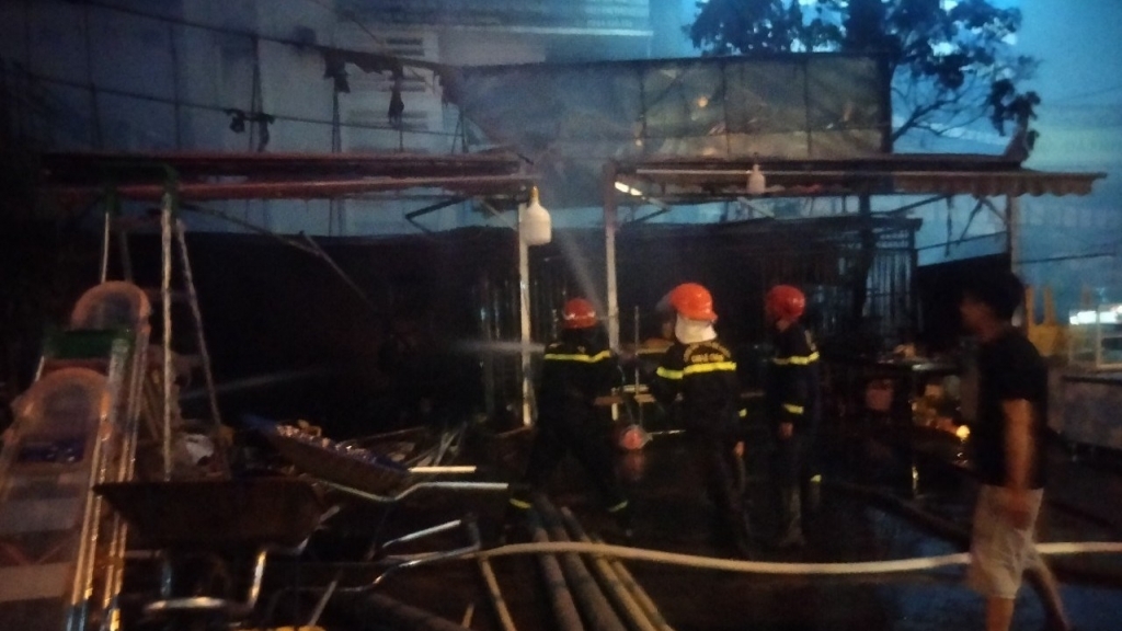 Cháy lớn nhà dân lúc chiều tối ở Hải Phòng
