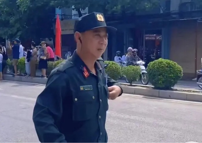 Clip chiến sĩ cảnh sát tặng còi chỉ huy cho em bé Điện Biên chạm đến trái tim hàng triệu người