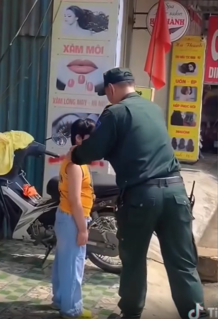 Clip chiến sĩ cảnh sát tặng còi chỉ huy cho em bé Điện Biên chạm đến trái tim hàng triệu người