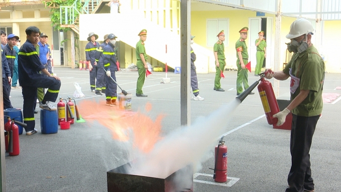 Các thành viên thuộc Tổ liên gia an toàn PCCC huyện Đông Anh tham gia Hội thi nghiệp vụ PCCC&CNCH “Tổ liên gia an toàn PCCC” năm 2024.               Ảnh: V.Q