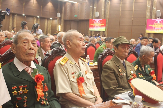 Đại tá Nguyễn Thụ (ngồi giữa) cùng các nhân chứng lịch sử trong buổi gặp mặt, tri ân những người con ưu tú Hà Nội trực tiếp tham gia Chiến dịch Điện Biên Phủ.              Ảnh: Vi Giáng