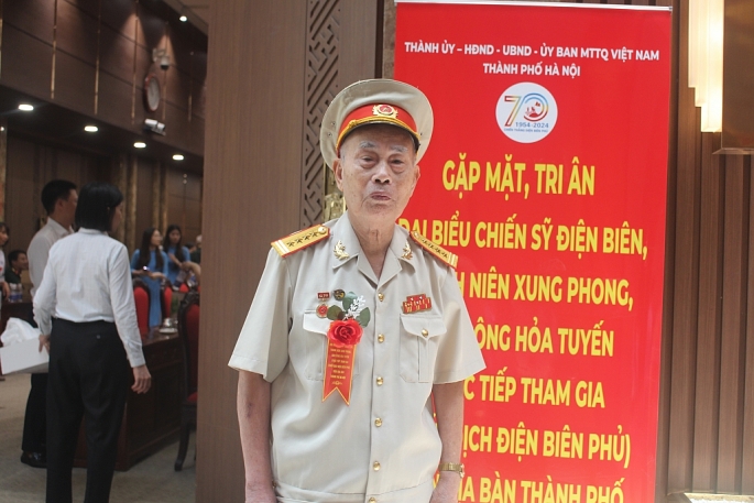 Đại tá Nguyễn Thụ chia sẻ về ký ức Điện Biên năm xưa.         Ảnh: Vi Giáng
