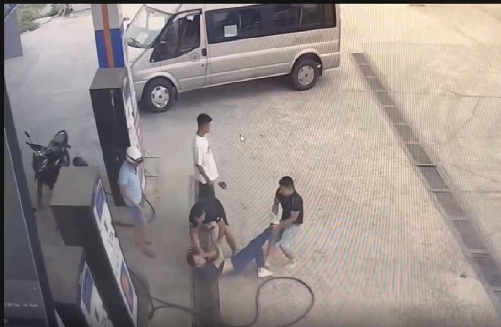 Hình ảnh từ clip ghi lại cảnh tài xế lái xe khách bị đánh hội đồng ở cây xăng.