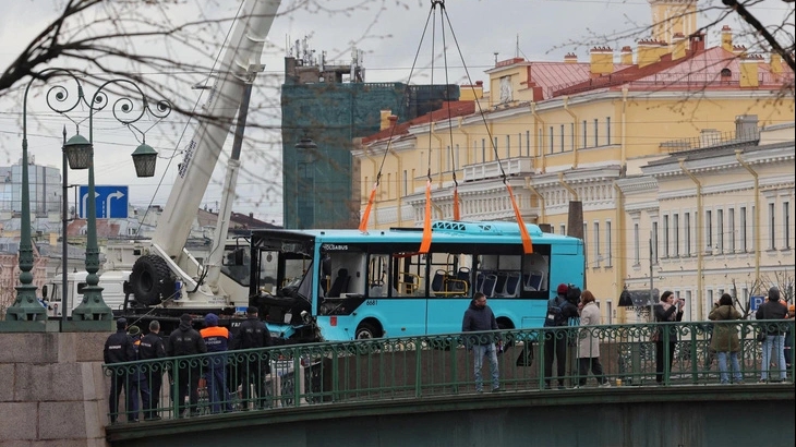 Xe buýt lao xuống sông khiến 3 người tử vong tại chỗ