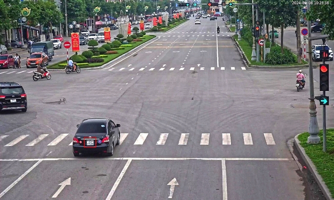 Xe ô tô vượt đèn đỏ tại ngã 3 Hùng Vương - Huyền Quang, phường Hoàng Văn Thụ. Ảnh: CQCA