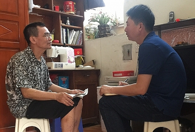 Với 21 năm làm công tác hòa giải, ông Nguyễn Văn Cảo (bên trái) nêu kinh nghiệm: “Người hòa giải phải có cái tâm, thấy vụ việc phát sinh là bắt tay vào làm ngay, không ngại thiên hạ gièm pha “ăn cơm nhà, xía chuyện người ta”. Ảnh: Văn Biên