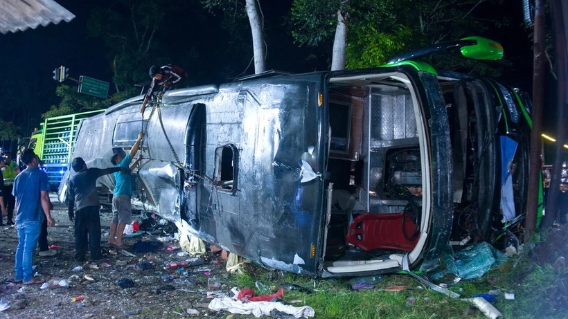 Xe buýt tông vào nhiều phương tiện khiến 11 người tử vong