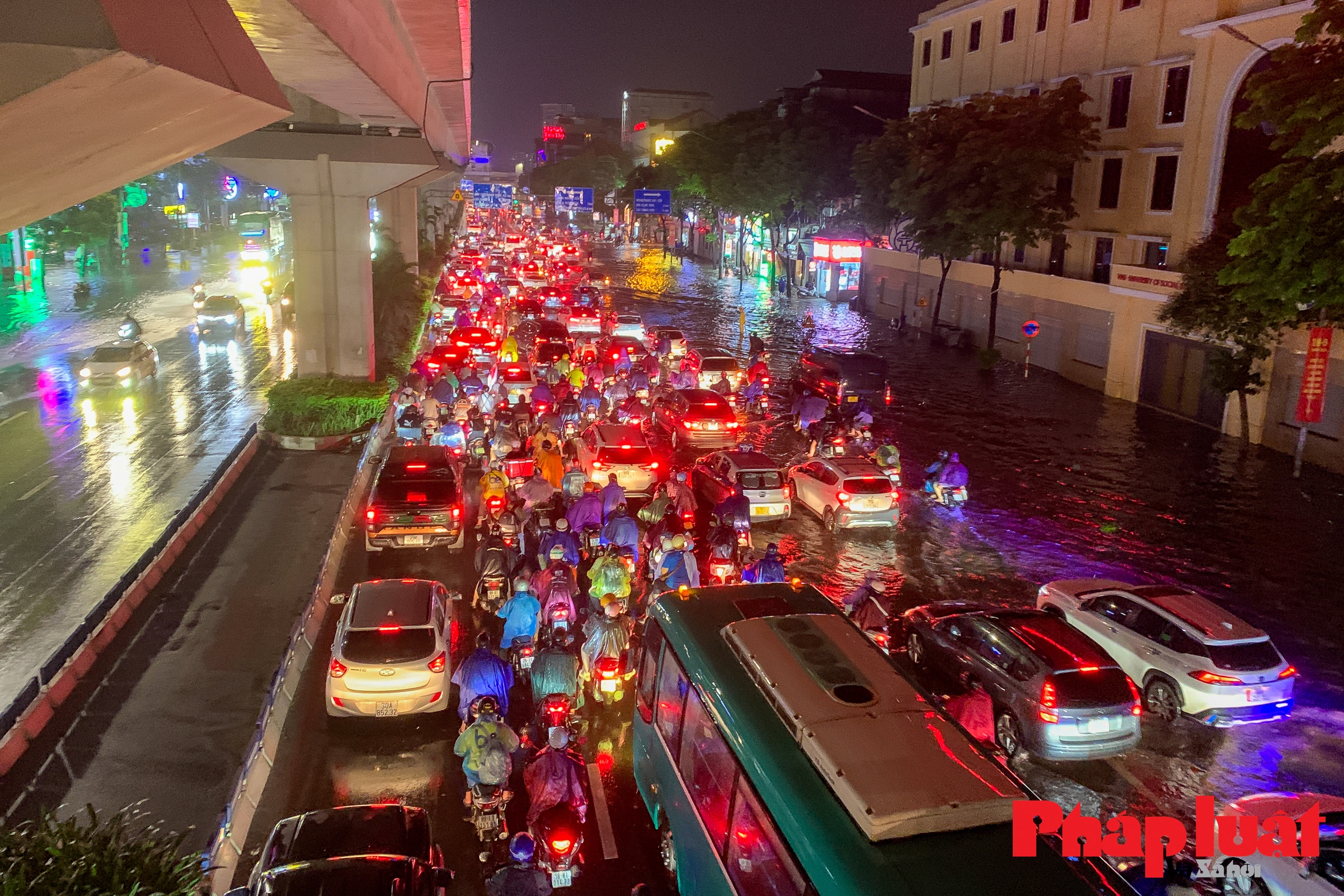 Ngập úng, tắc đường kéo dài sau cơn mưa lớn tại Hà Nội