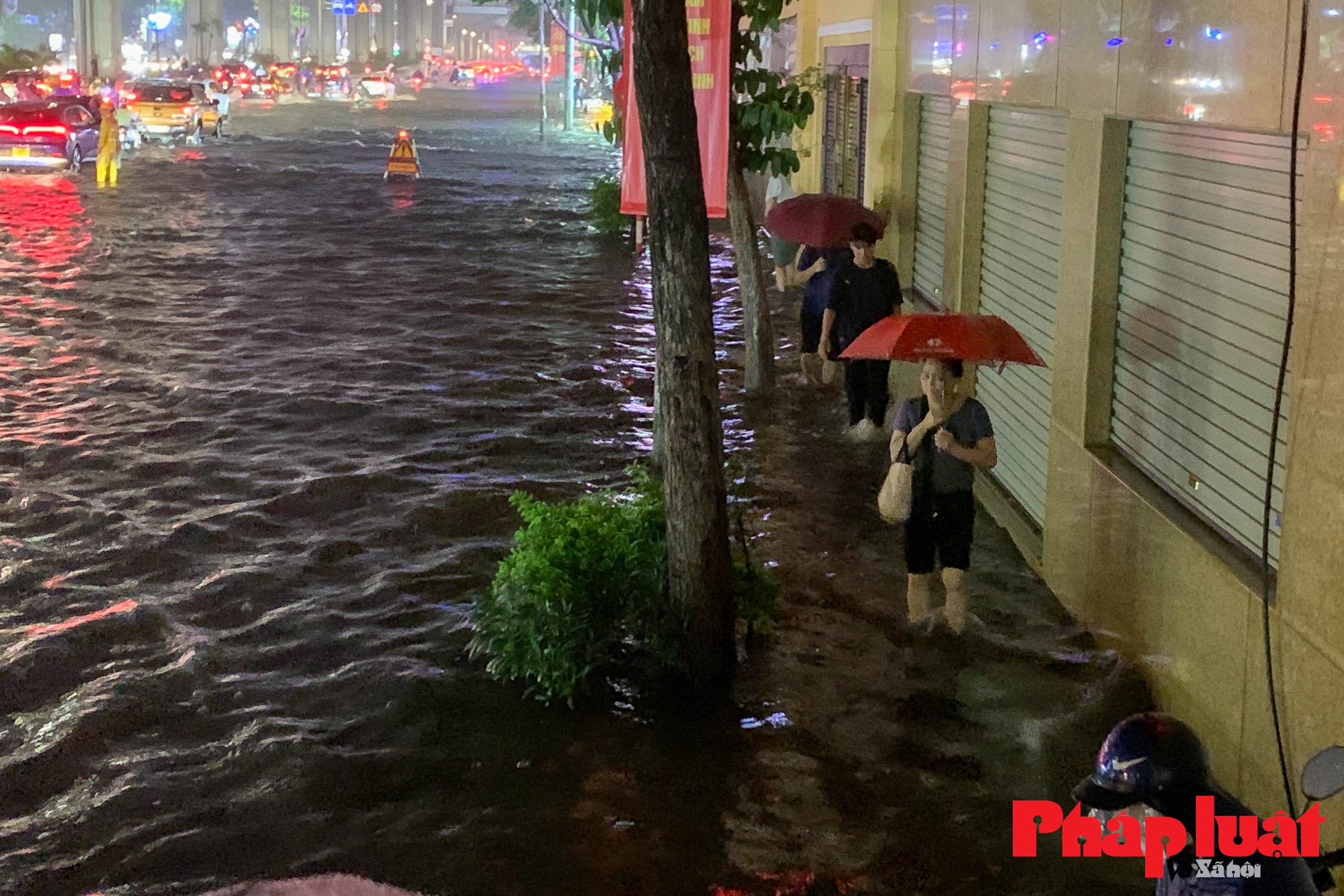 Ngập úng, tắc đường kéo dài sau cơn mưa lớn tại Hà Nội