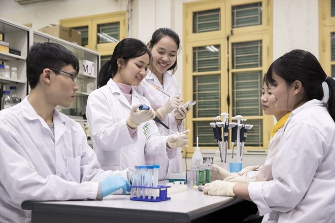  Giảng viên và sinh viên Đại học Quốc gia Hà Nội đang thực hiện thí nghiệm Ảnh: VNU