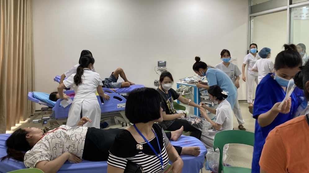 Vĩnh Phúc: hàng trăm công nhân nhập viện cấp cứu sau bữa ăn trưa
