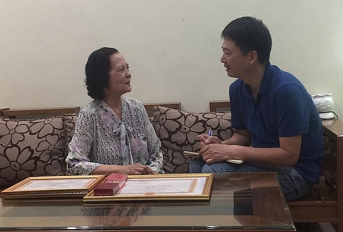 Với 20 năm “tuổi nghề”, bà Nguyễn Thị Thanh Toàn đã góp phần không nhỏ trong việc giải quyết những vụ việc xích mích giữa hàng xóm láng giềng, vợ chồng…Ảnh: Văn Biên