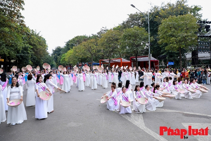 Gần 1.000 người diễu hành, biểu diễn áo dài trên phố đi bộ Hồ Gươm, Hà Nội, năm 2023.  Ảnh: Khánh Huy