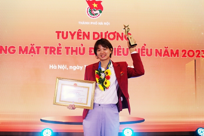 HLV Trần Thị Thu Hoài trên sân khấu tuyên dương Gương mặt trẻ Thủ đô tiêu biểu năm 2023. Ảnh: Vi Giáng