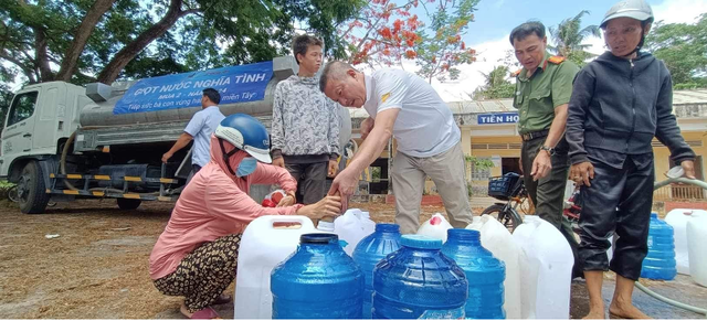 Những “Giọt nước nghĩa tình” vượt hàng trăm cây số tiếp sức người dân tại vùng hạn mặn