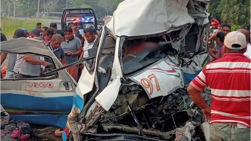 Hai ô tô tông nhau trên cao tốc khiến 12 người tử vong