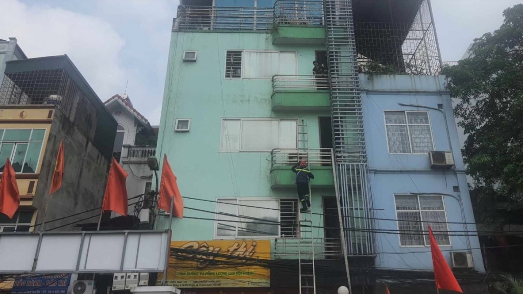 Hà Nội: cháy chung cư mini 9 tầng trên phố Quan Nhân