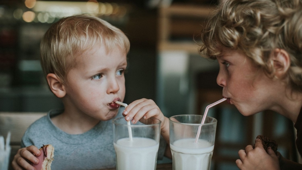 Có nên cho trẻ uống sữa buổi tối?